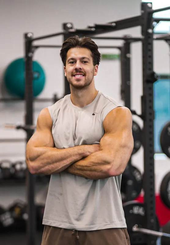 Paul Unterleitner im Fitnessstudio, Arme verschränkt